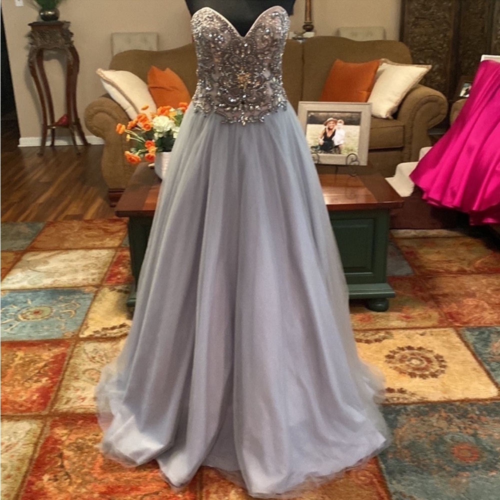 This is a prom dress It’s barely worn no damage just got it